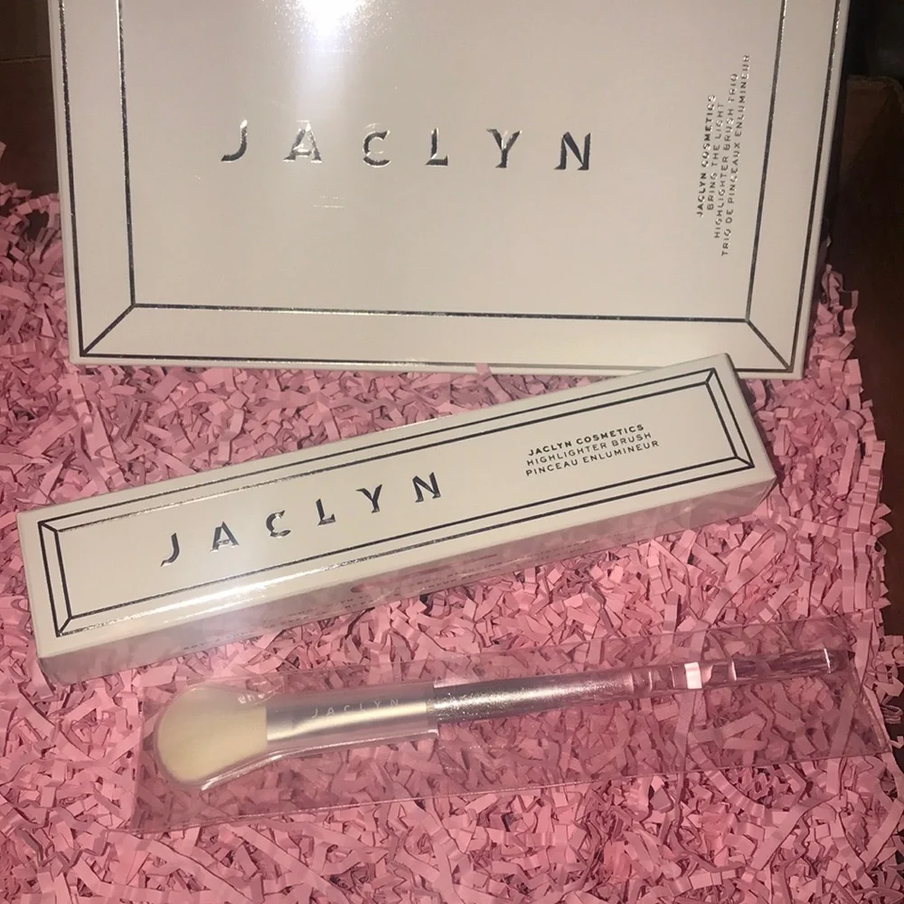 🆕🌿JACLYN COSMETICS: J02 Accent Light Highlighter Brush